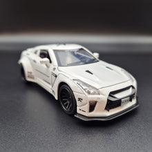 Load image into Gallery viewer, Explorafind 2020 Nissan GT-R R-35 White 1:32 Die Cast Car