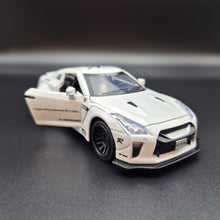 Load image into Gallery viewer, Explorafind 2020 Nissan GT-R R-35 White 1:32 Die Cast Car