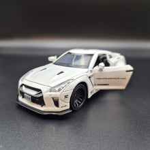 Load image into Gallery viewer, Explorafind 2020 Nissan GT-R R-35 White 1:32 Die Cast Car
