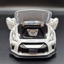 Load image into Gallery viewer, Explorafind 2020 Nissan GT-R R-35 White 1:32 Die Cast Car