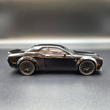 Load image into Gallery viewer, Explorafind 2023 Dodge Challenger SRT Hellcat Black 1:32 Die Cast Car