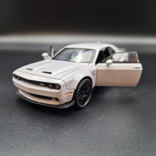 Load image into Gallery viewer, Explorafind 2023 Dodge Challenger SRT Hellcat Grey 1:32 Die Cast Car