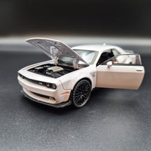Load image into Gallery viewer, Explorafind 2023 Dodge Challenger SRT Hellcat Grey 1:32 Die Cast Car