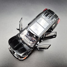 Load image into Gallery viewer, Explorafind 2021 Toyota Highlander XSE Black 1:32 Die Cast Car