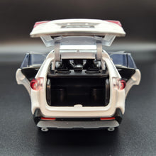 Load image into Gallery viewer, Explorafind 2021 Toyota RAV4 White 1:32 Die Cast Car