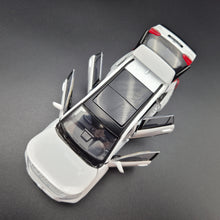 Load image into Gallery viewer, Explorafind 2021 Toyota RAV4 White 1:32 Die Cast Car