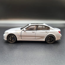 Load image into Gallery viewer, Explorafind 2023 BMW 3 Series 320i Grey 1:32 Die Cast Car