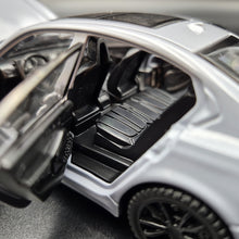 Load image into Gallery viewer, Explorafind 2023 BMW 3 Series 320i Grey 1:32 Die Cast Car