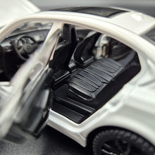 Load image into Gallery viewer, Explorafind 2023 BMW 3 Series 320i White 1:32 Die Cast Car