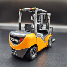 Load image into Gallery viewer, Explorafind Toyota Style Forklift Truck Orange 1:20 Die Cast