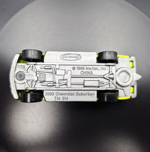 Load image into Gallery viewer, Matchbox 2005 2000 Chevrolet Suburban Neon Yellow #40