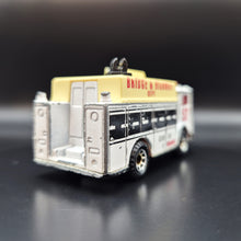 Load image into Gallery viewer, Matchbox 1996 Mack Auxiliary Power Truck White #50 1-75 Series
