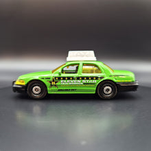 Load image into Gallery viewer, Matchbox 2012 2006 Ford Crown Victoria Green Airport Ground Crew 5-Pack Loose