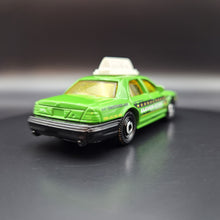 Load image into Gallery viewer, Matchbox 2012 2006 Ford Crown Victoria Green Airport Ground Crew 5-Pack Loose