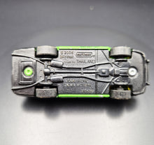 Load image into Gallery viewer, Matchbox 2012 2006 Ford Crown Victoria Green Airport Ground Crew 5-Pack Loose