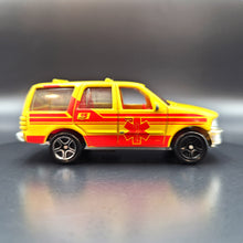 Load image into Gallery viewer, Matchbox 1999 Ford Expedition Yellow #62 Ranger Patrol 2/5
