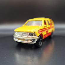 Load image into Gallery viewer, Matchbox 1999 Ford Expedition Yellow #62 Ranger Patrol 2/5