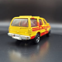 Load image into Gallery viewer, Matchbox 1999 Ford Expedition Yellow #62 Ranger Patrol 2/5