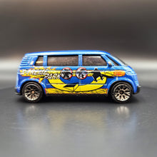 Load image into Gallery viewer, Matchbox 2004 Volkswagen Microbus Dark Blue #57 Hero City