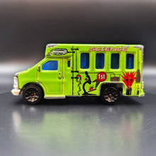 Load image into Gallery viewer, Matchbox 2001 Chevy Transport Bus Apple Green School Spirit 5 Pack Loose