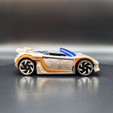 Load image into Gallery viewer, Hot Wheels 2019 Trak Tune Brown (Cold)/Silver (Warm) Color Shifters
