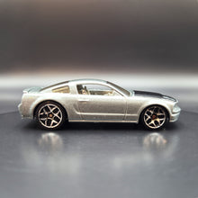 Load image into Gallery viewer, Hot Wheels 2006 2005 Ford Mustang GT Grey #184 Mainline