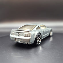 Load image into Gallery viewer, Hot Wheels 2006 2005 Ford Mustang GT Grey #184 Mainline