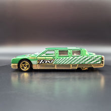 Load image into Gallery viewer, Hot Wheels 2001 Limozeen Green #54 Turbo Taxi 2/4