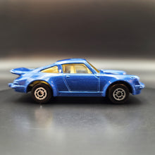 Load image into Gallery viewer, Maisto 1989 Porsche 911 Turbo Blue 1:64 Diecast Car