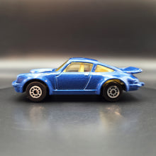 Load image into Gallery viewer, Maisto 1989 Porsche 911 Turbo Blue 1:64 Diecast Car