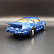 Load image into Gallery viewer, Maisto 1989 Porsche 911 Turbo Blue 1:64 Diecast Car