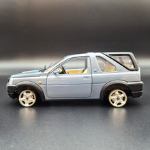 Load image into Gallery viewer, Bburago 2004 Land Rover Freelander Light Blue 1:24 Die Cast