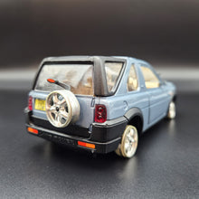 Load image into Gallery viewer, Bburago 2004 Land Rover Freelander Light Blue 1:24 Die Cast