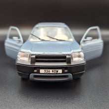 Load image into Gallery viewer, Bburago 2004 Land Rover Freelander Light Blue 1:24 Die Cast