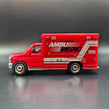 Load image into Gallery viewer, Matchbox 2009 Ford E-350 Ambulance Red #55 Emergency Response 2/8