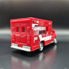 Load image into Gallery viewer, Matchbox 2009 Ford E-350 Ambulance Red #55 Emergency Response 2/8