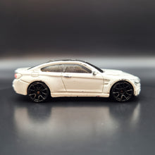 Load image into Gallery viewer, Hot Wheels 2016 BMW M4 White #189 BMW Series 4/5