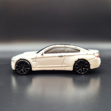 Load image into Gallery viewer, Hot Wheels 2016 BMW M4 White #189 BMW Series 4/5