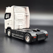 Load image into Gallery viewer, Explorafind 2023 Scania S730 V8 S-Sleeper Highline Truck White 1:50 Die Cast Truck