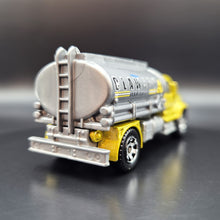 Load image into Gallery viewer, Matchbox 2009 Utility Truck Yellow Service Centre 5 Pack Exclusive