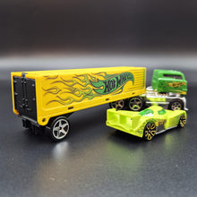 Load image into Gallery viewer, Hot Wheels 2014 Rig Dog & 24 Ours - Container Truck & Car Green HW Super Rigs