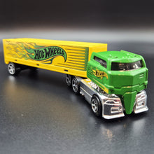 Load image into Gallery viewer, Hot Wheels 2014 Rig Dog & 24 Ours - Container Truck & Car Green HW Super Rigs