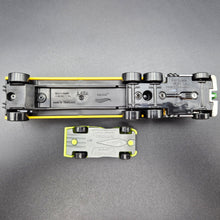 Load image into Gallery viewer, Hot Wheels 2014 Rig Dog & 24 Ours - Container Truck & Car Green HW Super Rigs