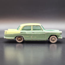 Load image into Gallery viewer, Matchbox Lesney 1961 Austin A55 Cambridge Green #29 Matchbox Series