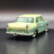 Load image into Gallery viewer, Matchbox Lesney 1961 Austin A55 Cambridge Green #29 Matchbox Series