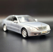 Load image into Gallery viewer, Maisto 1998 2004 Mercedes-Benz S-Class SEL 500 #31855 Silver 1:18 Die Cast Car