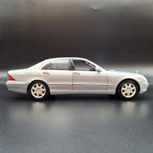Load image into Gallery viewer, Maisto 1998 2004 Mercedes-Benz S-Class SEL 500 #31855 Silver 1:18 Die Cast Car