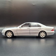 Load image into Gallery viewer, Maisto 1998 2004 Mercedes-Benz S-Class SEL 500 #31855 Silver 1:18 Die Cast Car