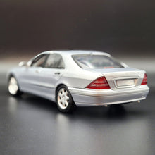 Load image into Gallery viewer, Maisto 1998 2004 Mercedes-Benz S-Class SEL 500 #31855 Silver 1:18 Die Cast Car