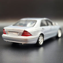 Load image into Gallery viewer, Maisto 1998 2004 Mercedes-Benz S-Class SEL 500 #31855 Silver 1:18 Die Cast Car